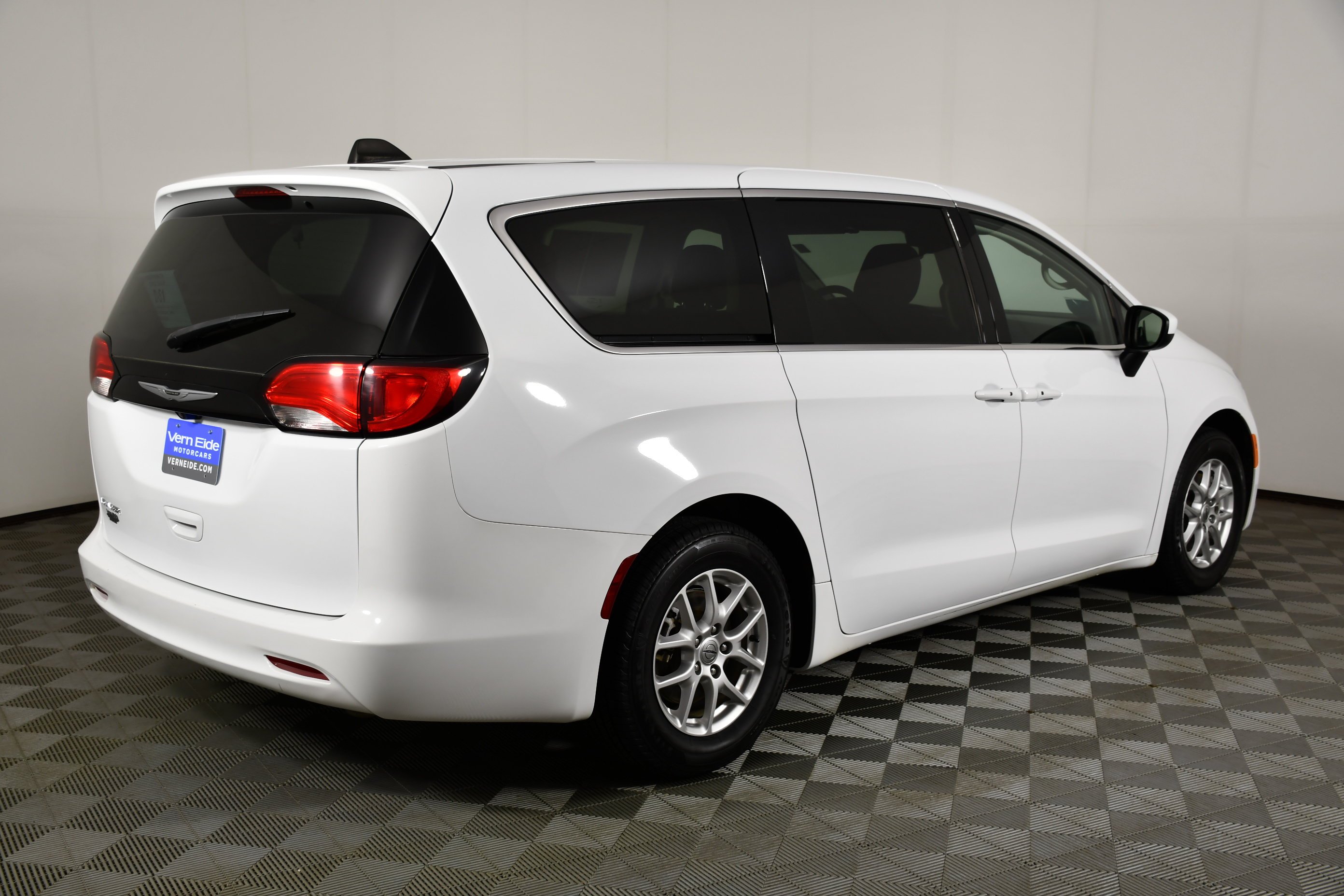 Used 2023 Bright White Clearcoat Chrysler LX image 6