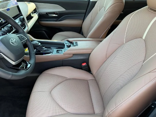 Certified Used 2025 WIND CHILL PEARL Toyota Platinum image 13