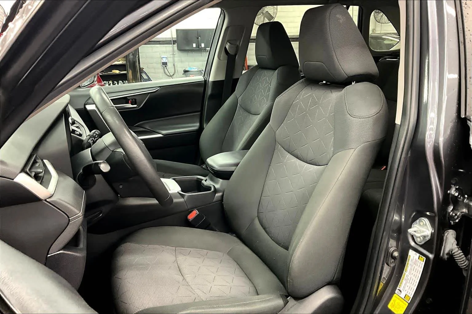 2023 Toyota RAV4 XLE - Photo 7