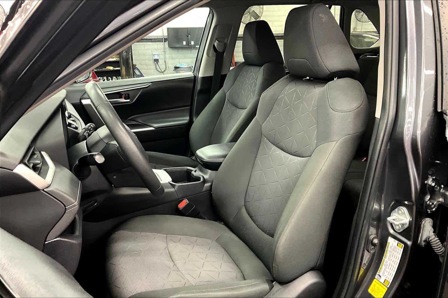 2023 Toyota RAV4 XLE - Photo 7