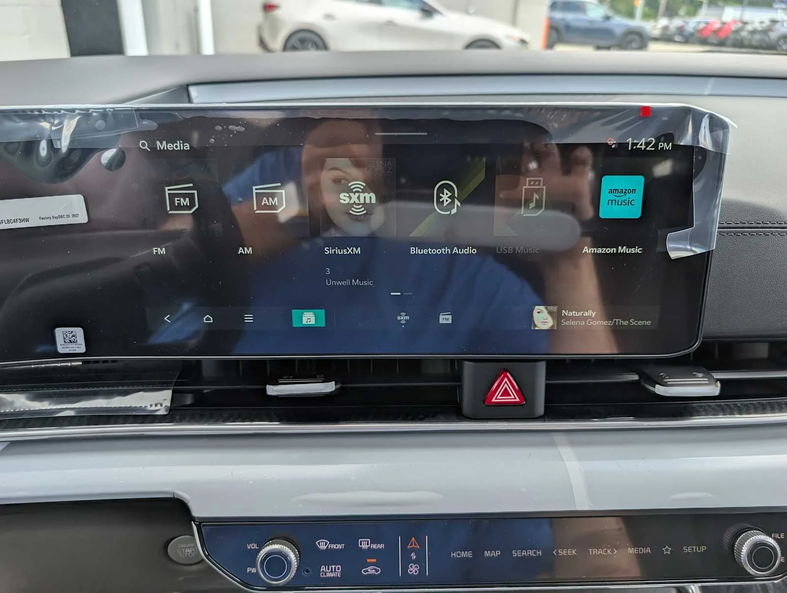 New 2027 Ceramic Silver Kia LXS image 25