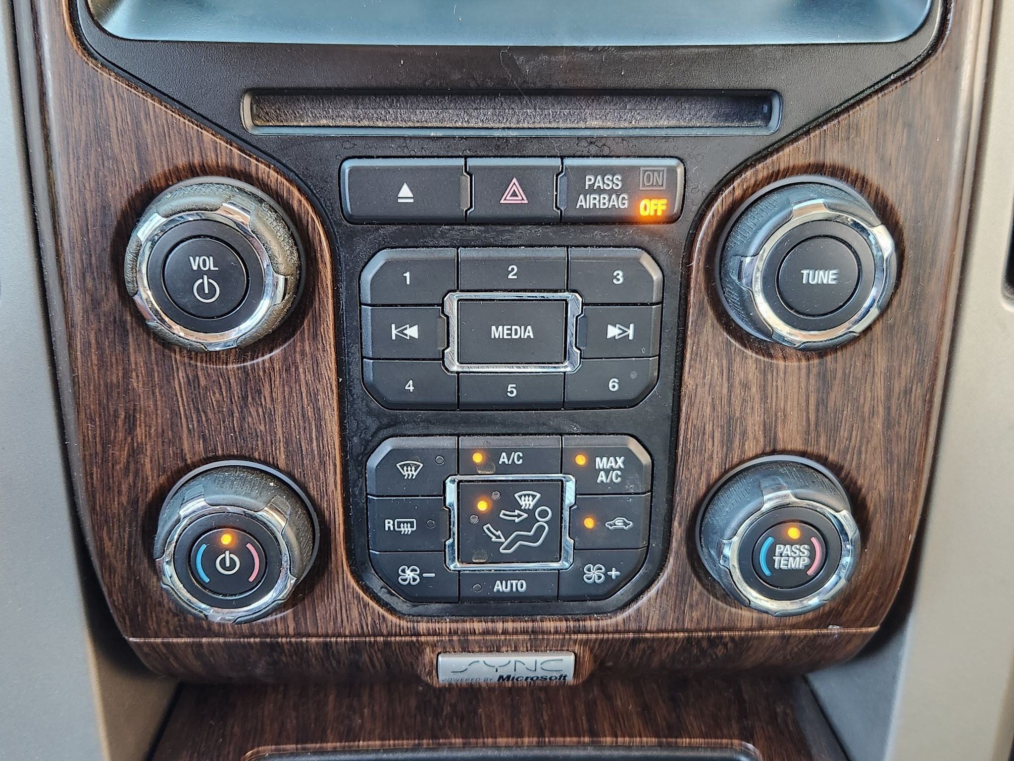 Used 2013 White Platinum Metallic Tri-Coat Ford Lariat image 18