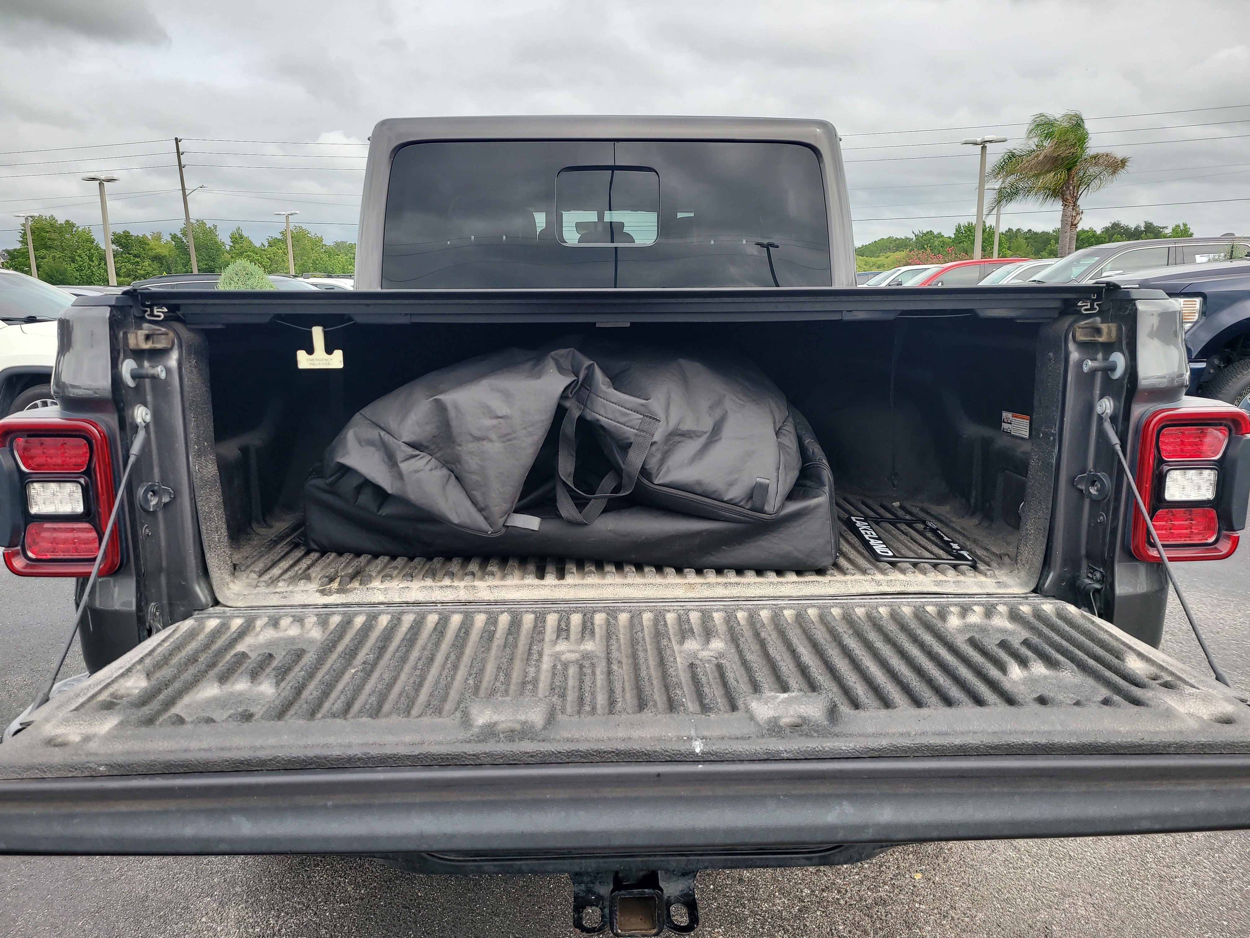 Used 2022 Granite Crystal Metallic Clearcoat Jeep Overland image 8
