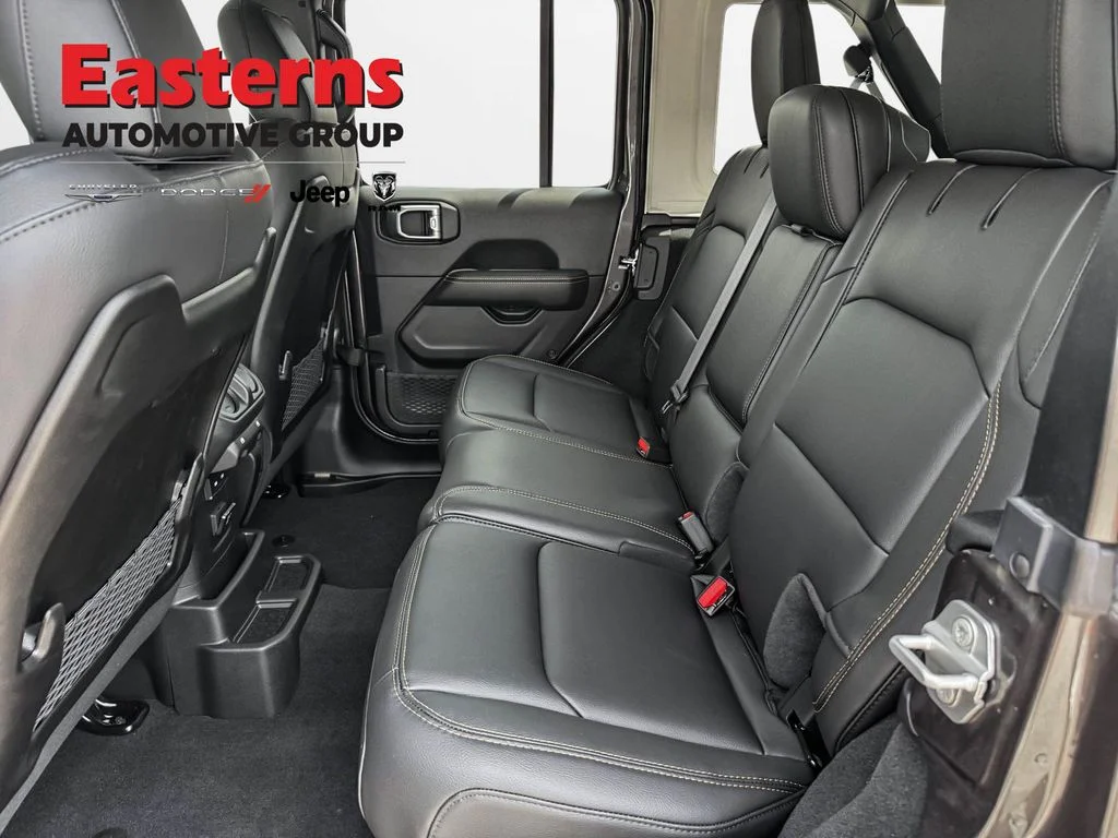 New 2025 Granite Crystal Metallic Clear-Coat Exterior Paint Jeep Sahara image 21