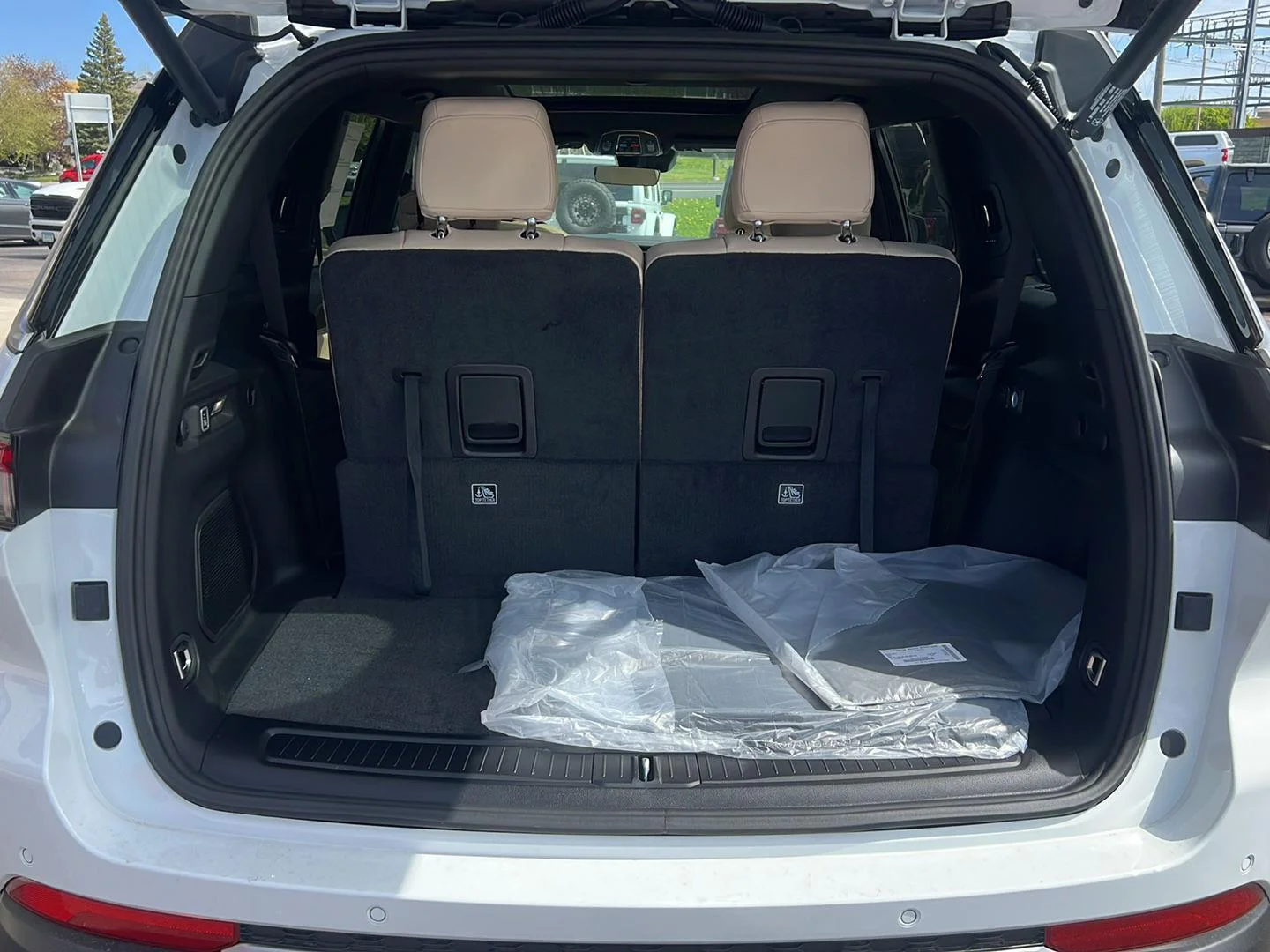 New 2026 Bright White Clear-Coat Exterior Paint Jeep Limited image 22