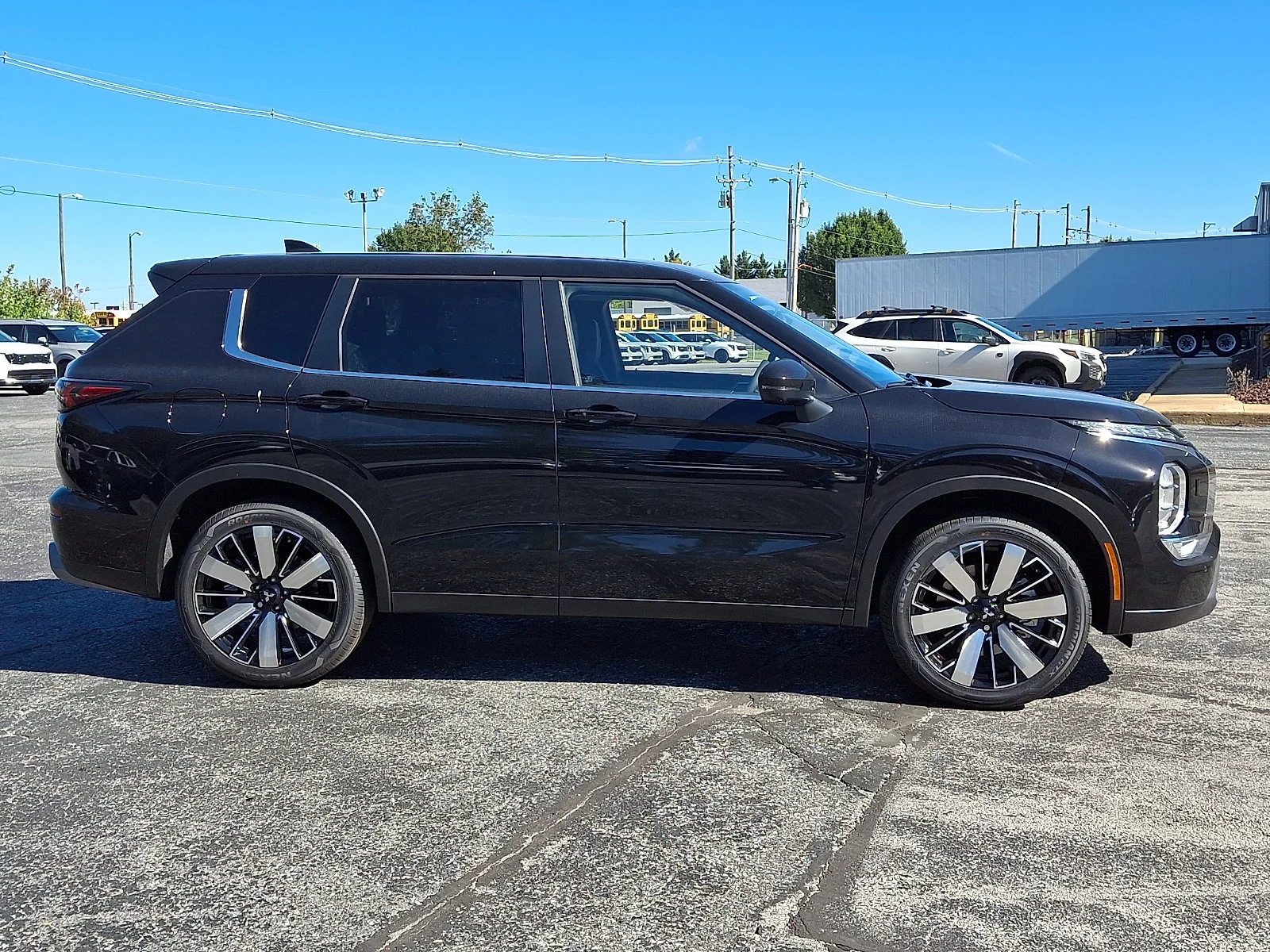 New 2026 Black Mitsubishi SE image 9