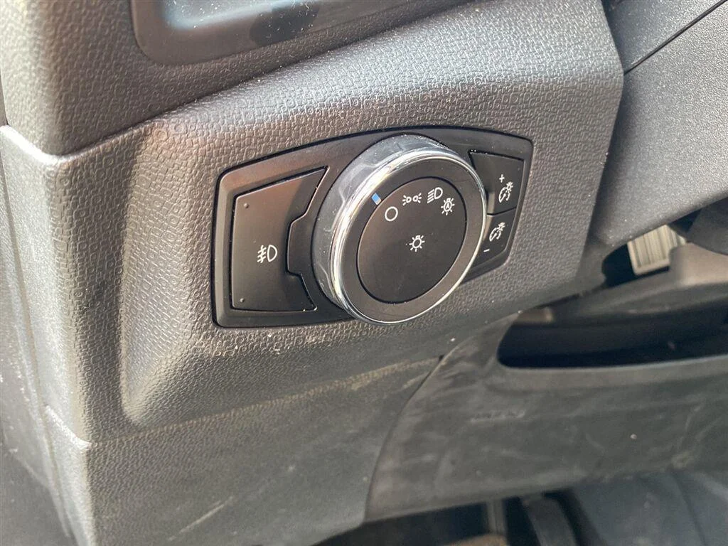 Used 2020 Diamond White Ford SE image 17