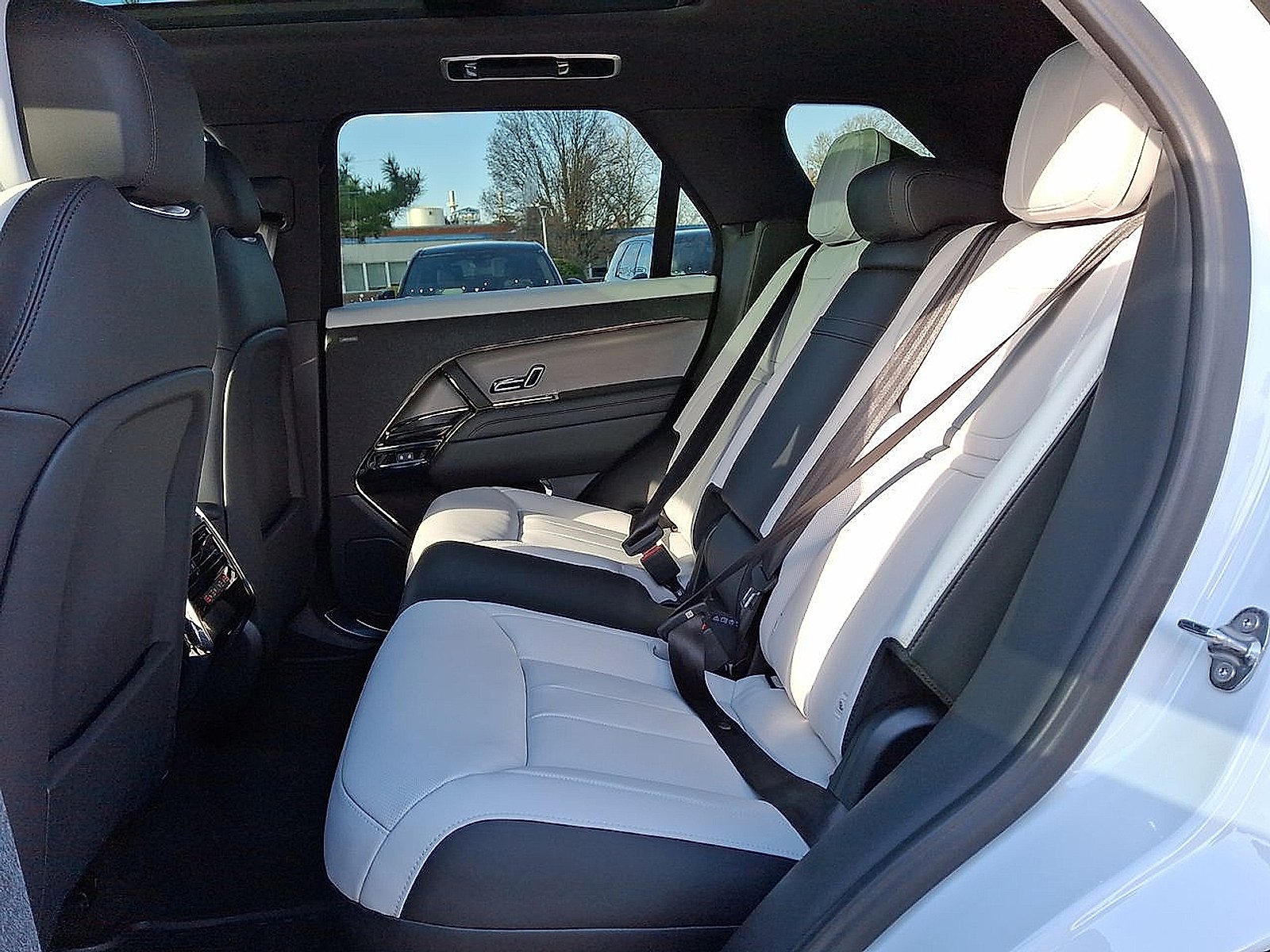 New 2025 Fuji White - 1AA Land Rover Dynamic SE image 16