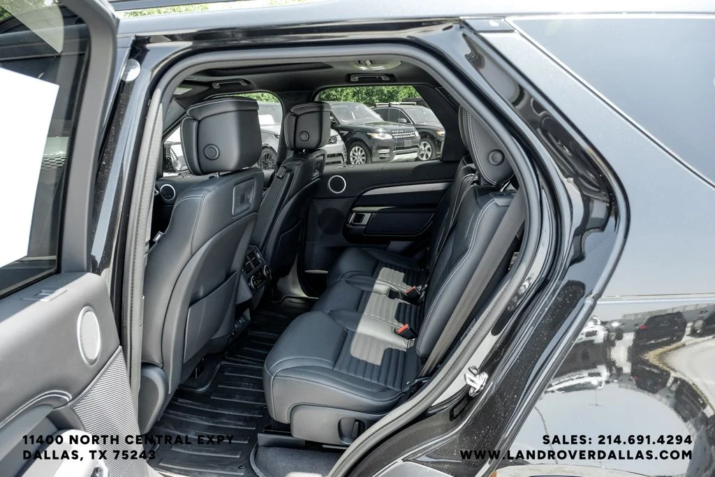 New 2026 Santorini Black Metallic Land Rover Dynamic SE image 44
