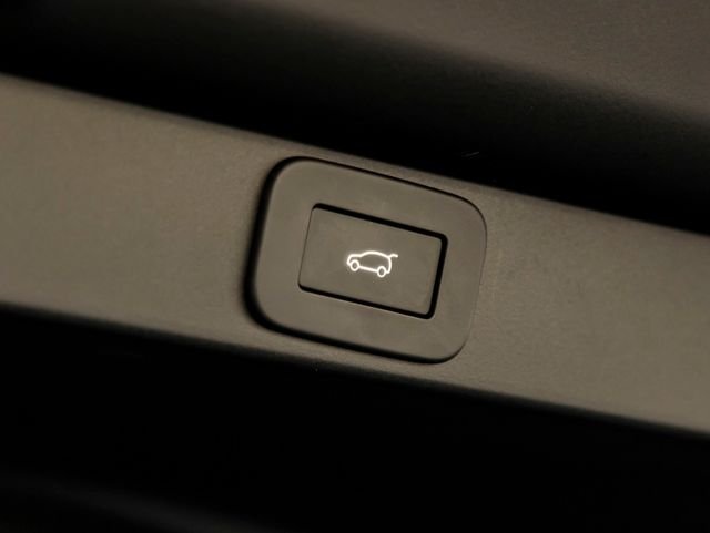 Used 2025 Fuji White Land Rover SE image 29