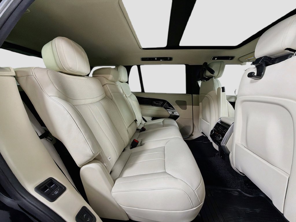 New 2027 Santorini Black Land Rover SE image 28