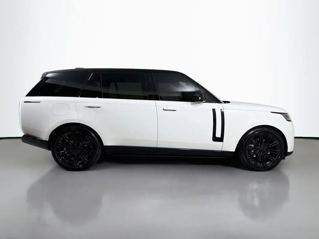 Used 2024 White Land Rover SE image 4