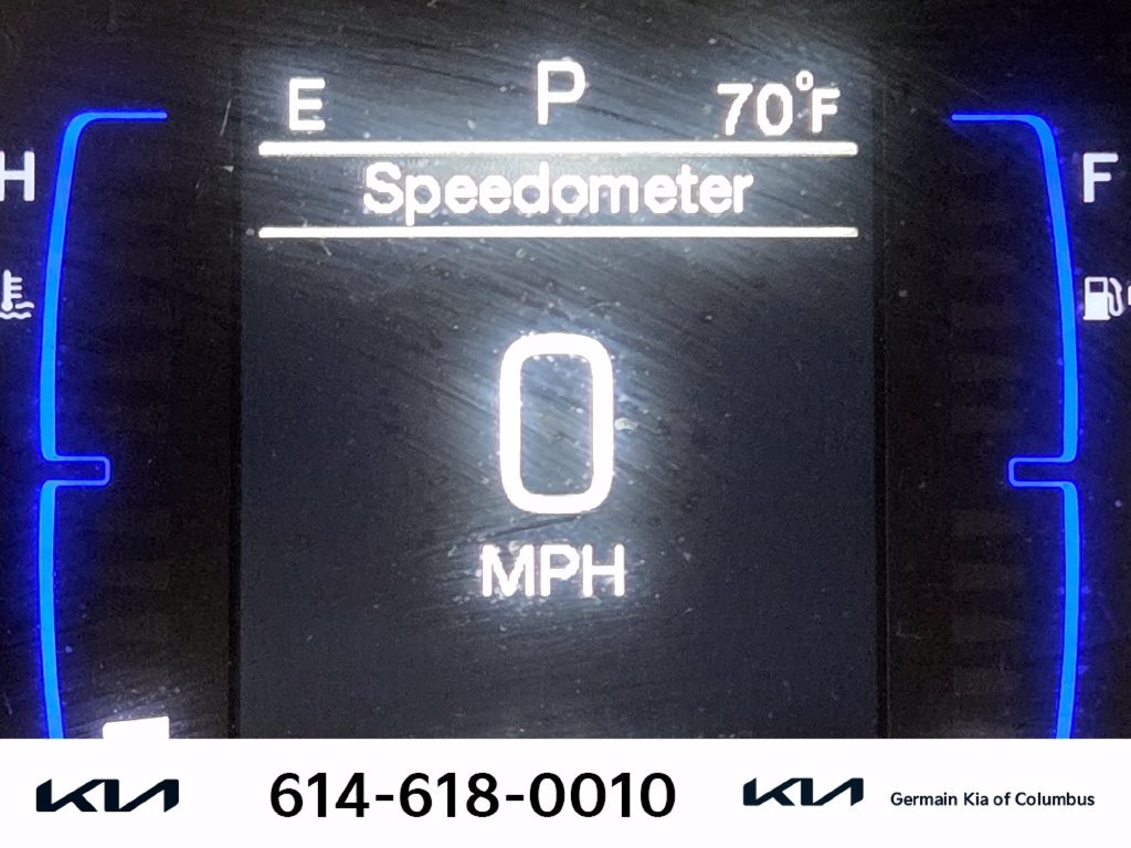 Used 2015 Silver Chrysler Limited image 22