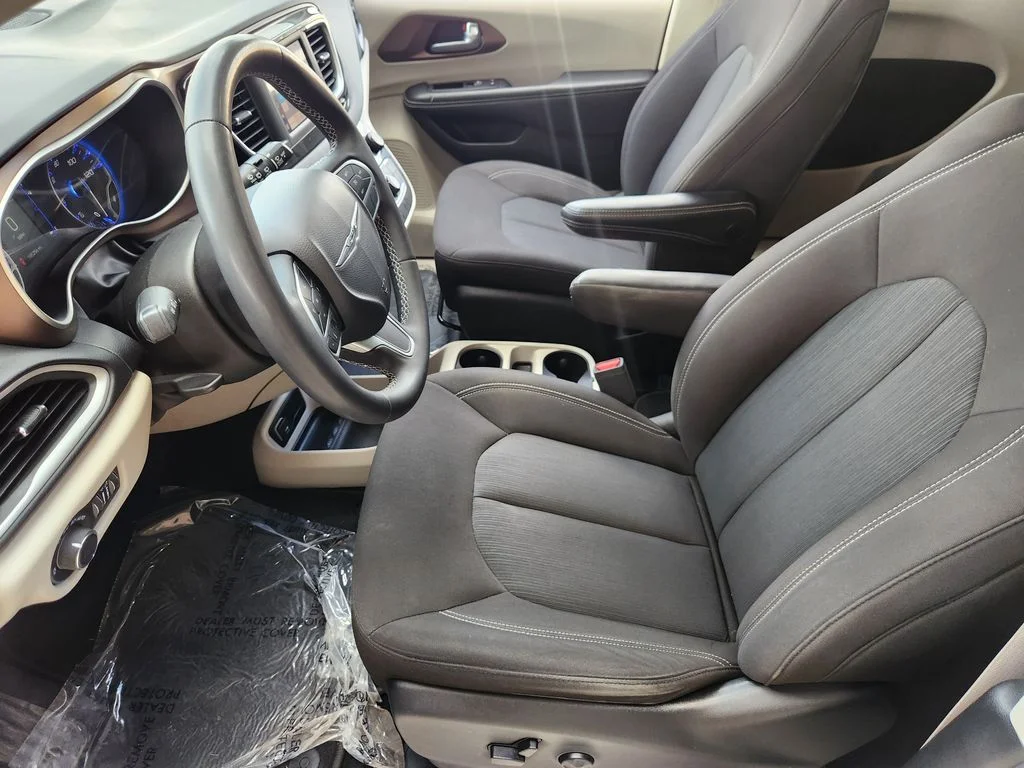 Used 2023 Bright White Clearcoat Chrysler LX image 15
