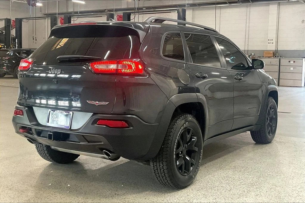 Used 2016 Black Jeep Trailhawk image 13