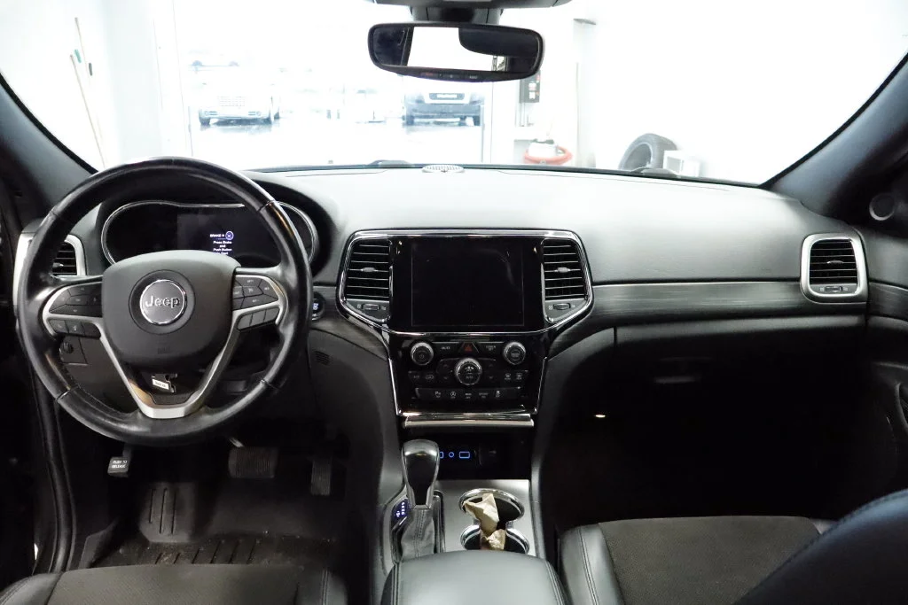 Used 2020 Gray Jeep Laredo image 6
