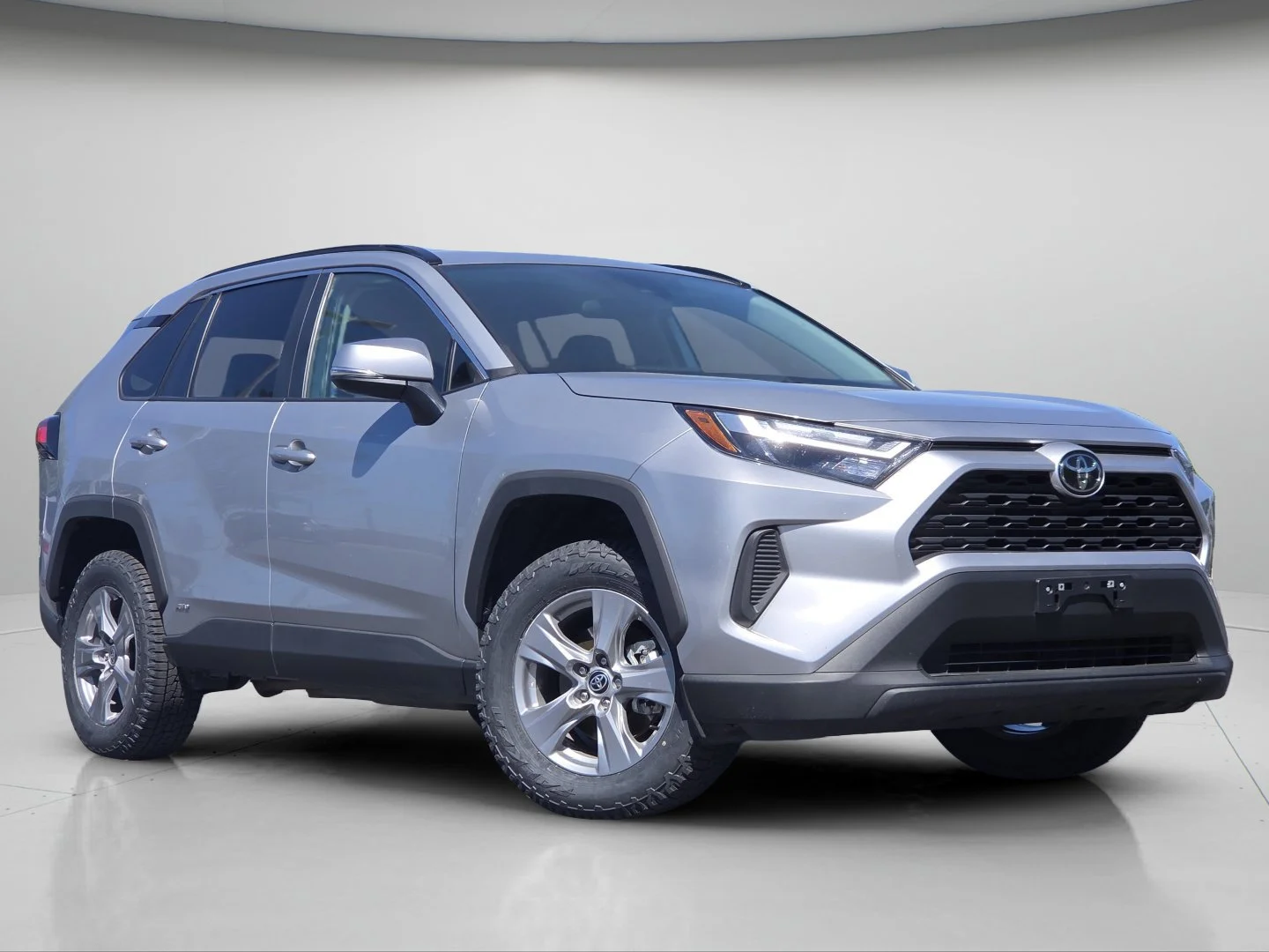 Used 2025 Silver Sky Metallic Toyota XLE image 2