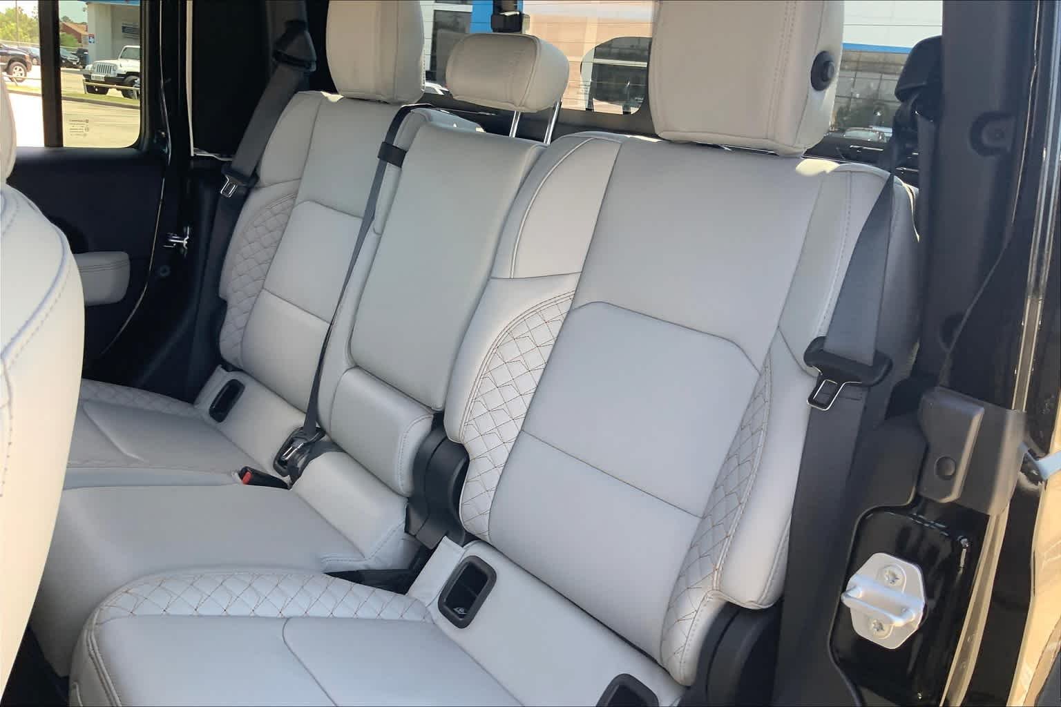 Used 2022 Black Clearcoat Jeep High Altitude image 41
