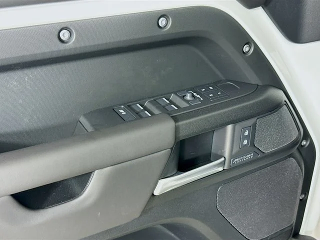 2026 Land Rover Defender V8 - Photo 20
