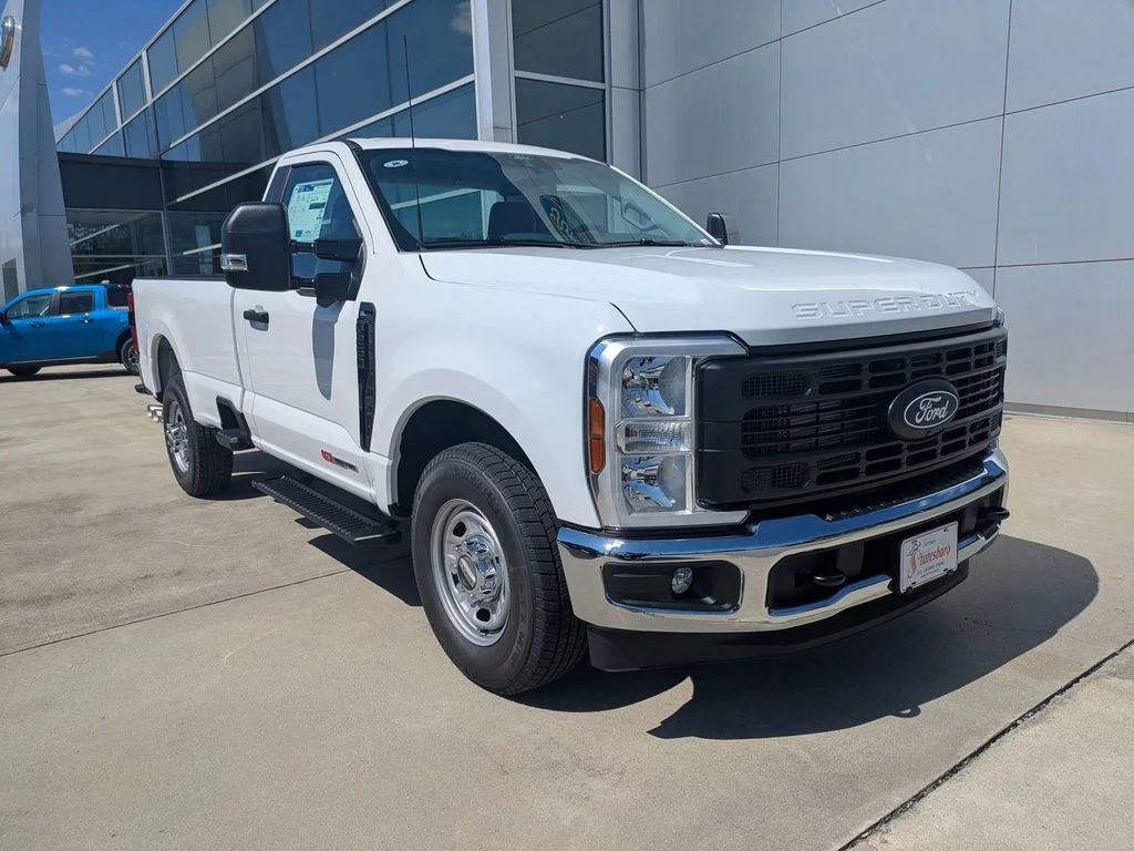 New 2027 Oxford White Ford XL image 2