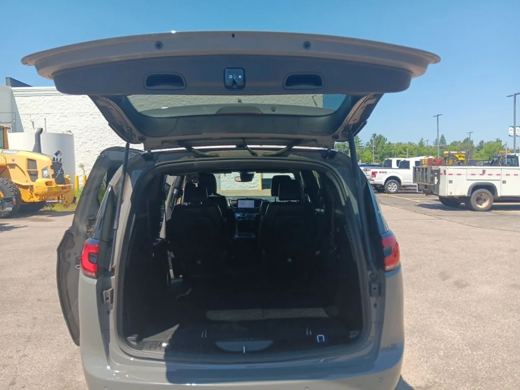 Used 2025 Ceramic Gray Clearcoat Chrysler Select image 28
