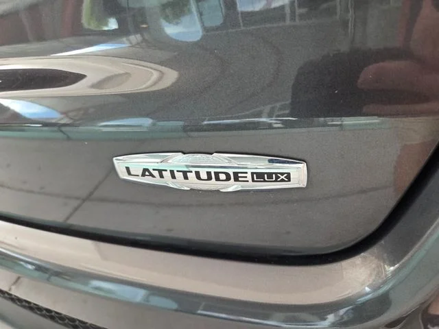 Used 2023 Gray Jeep Latitude Lux image 12