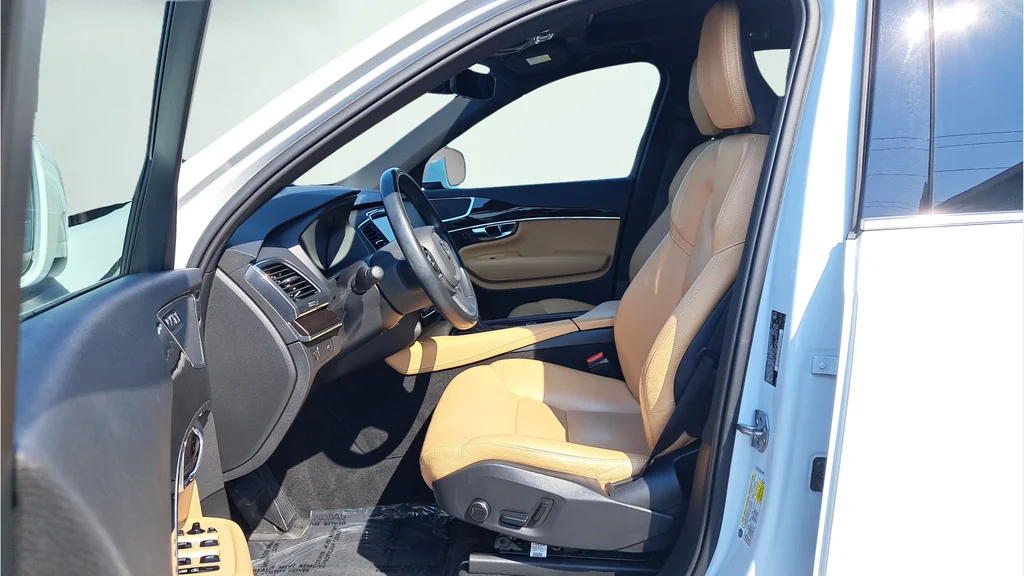 Used 2019 White Volvo T6 Momentum image 10