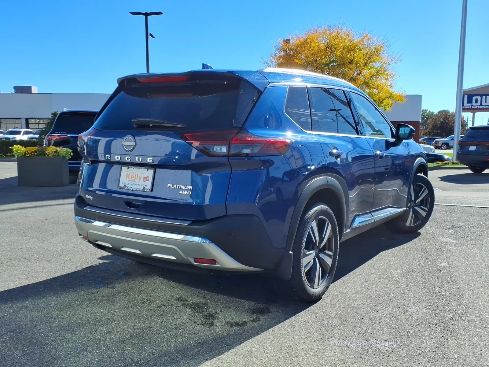 Used 2023 Caspian Blue Metallic Nissan Platinum image 5