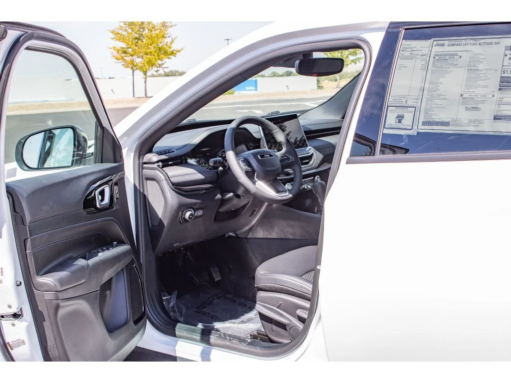 New 2026 Bright White Clearcoat Jeep Latitude image 26