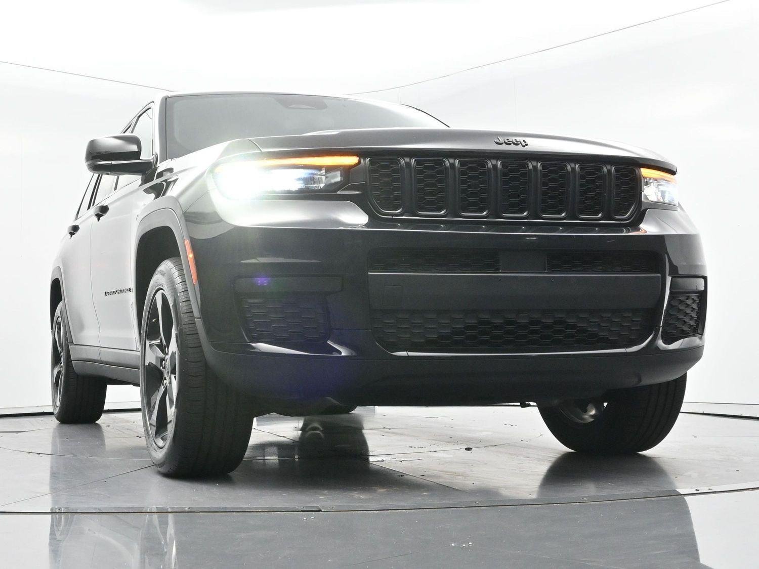 Used 2023 Diamond Black Crystal Pearlcoat Jeep Altitude image 40