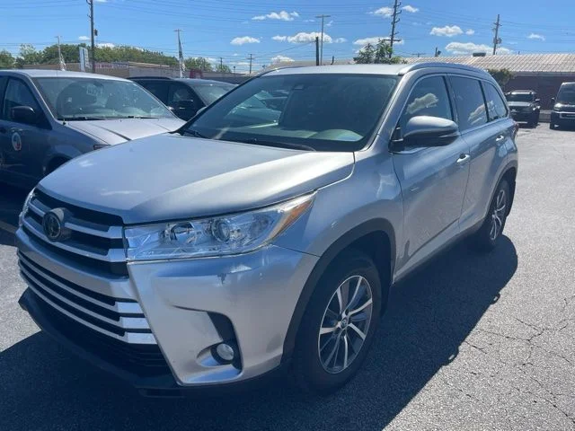 Used 2019 Silver Toyota XLE image 2