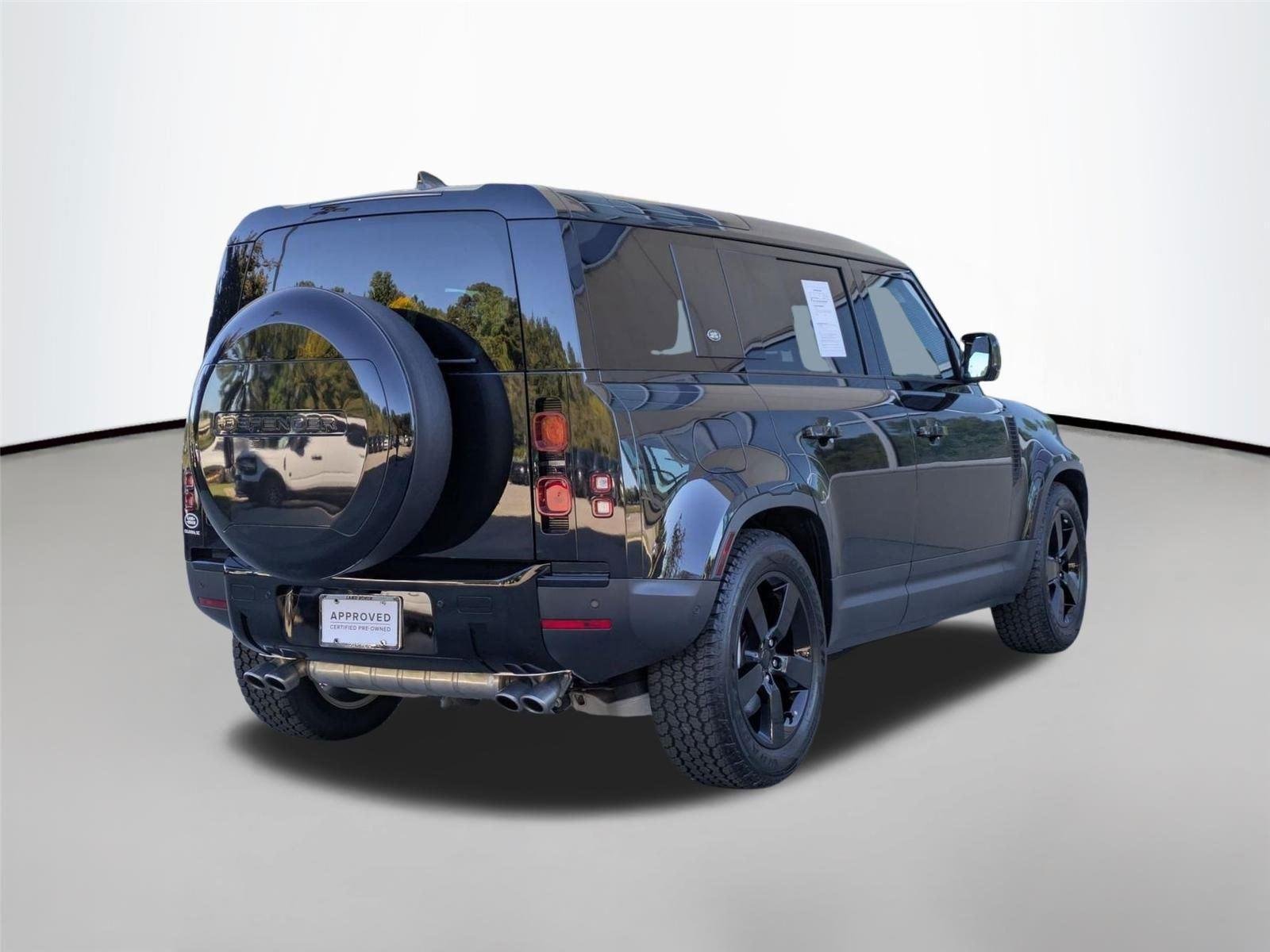 Used 2024 Santorini Black Metallic Land Rover SE image 5
