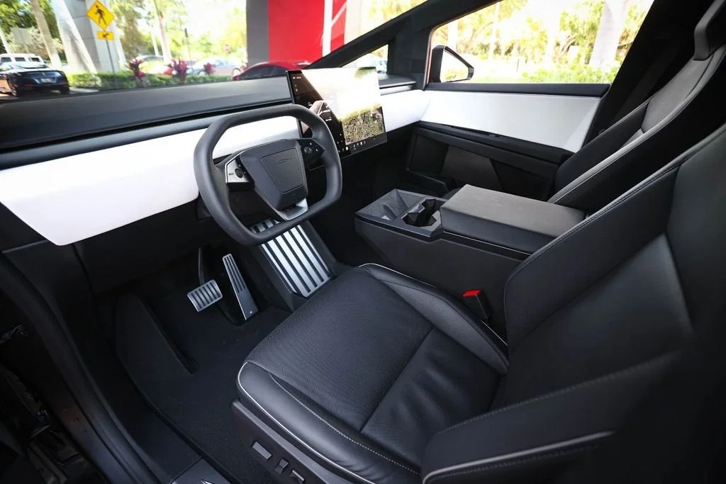 2024 Tesla Cybertruck Base - Photo 31