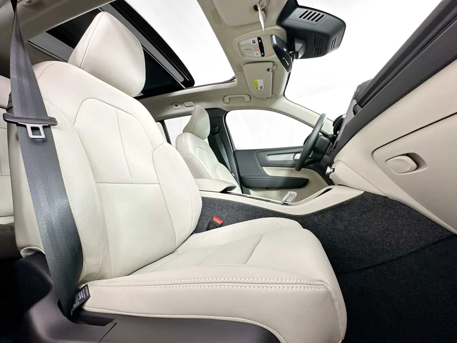 2025 Volvo XC40 Plus - Photo 26