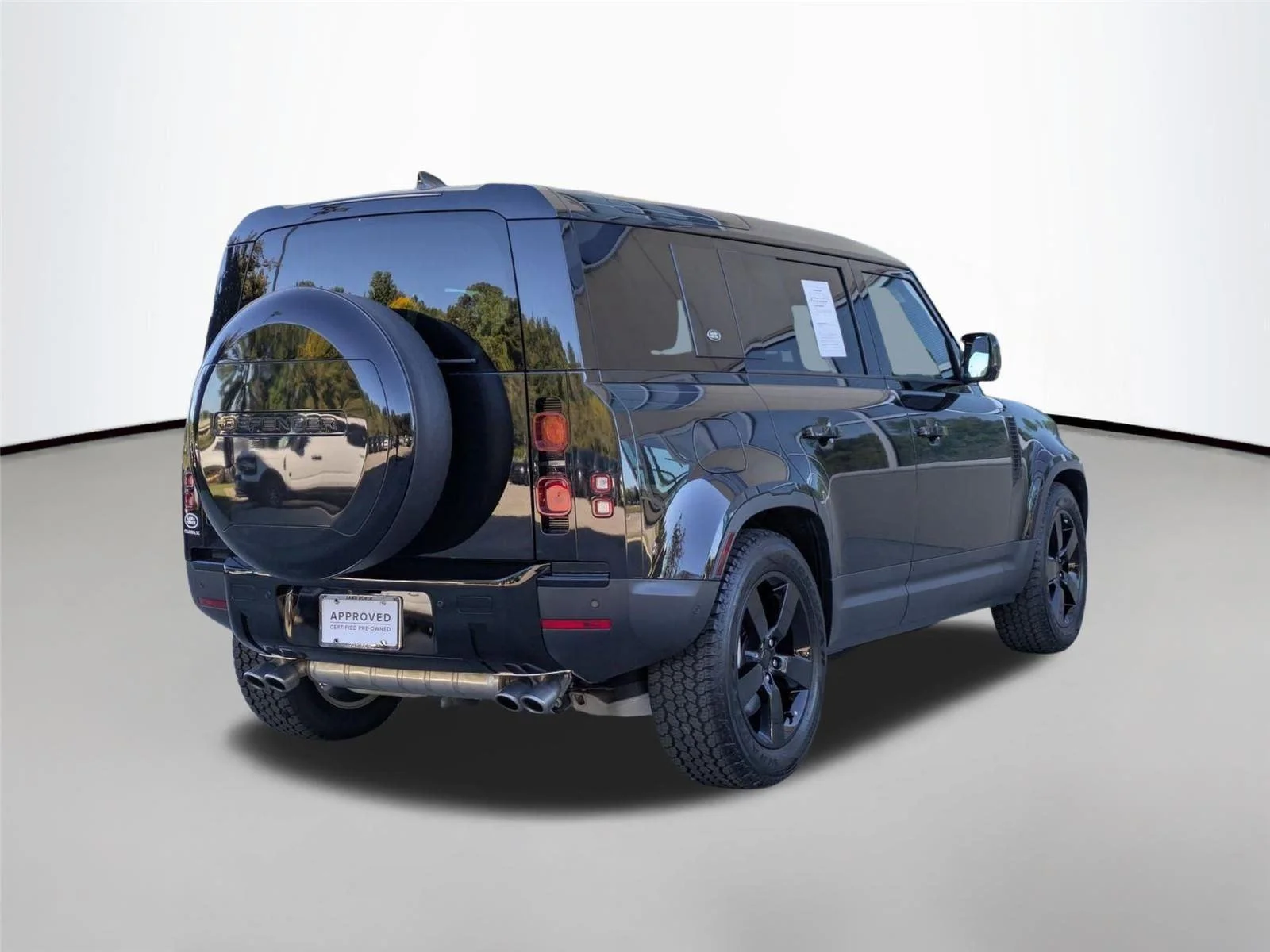 Used 2024 Santorini Black Metallic Land Rover SE image 5