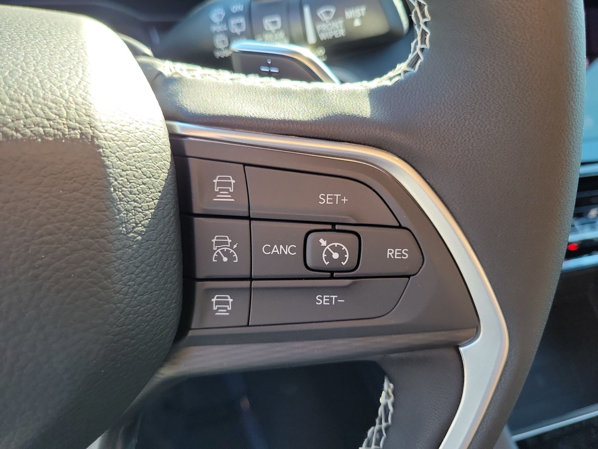 New 2026 Bright White Clear-Coat Exterior Paint Jeep Laredo X image 6