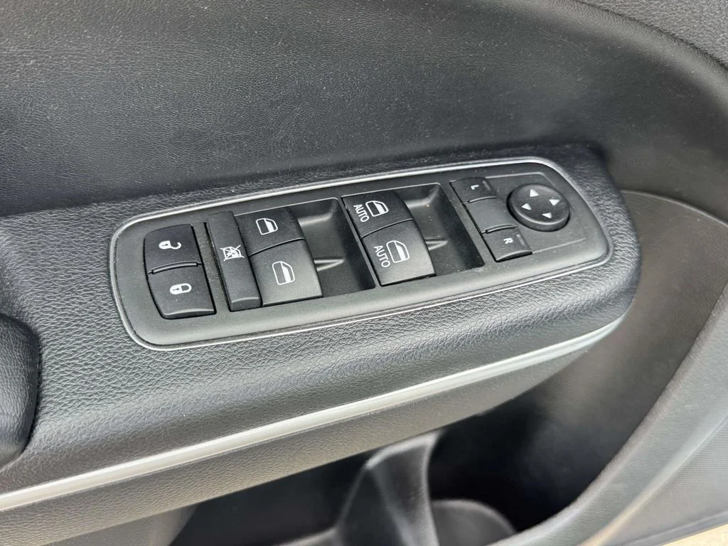 2013 Chrysler 300 Base - Photo 27