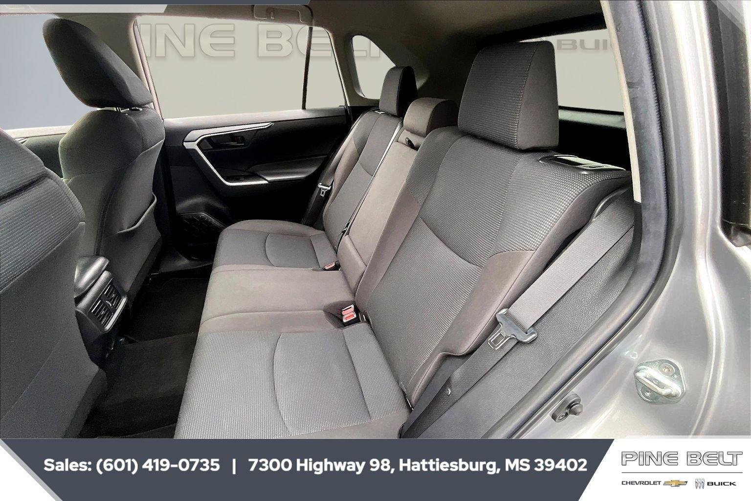 2022 Toyota RAV4 LE - Photo 19