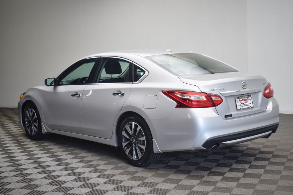 Used 2016 Silver Nissan 2.5 SV image 4