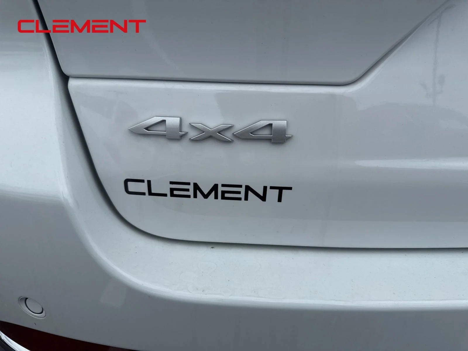 New 2026 Bright White Clear-Coat Exterior Paint Jeep Laredo X image 8
