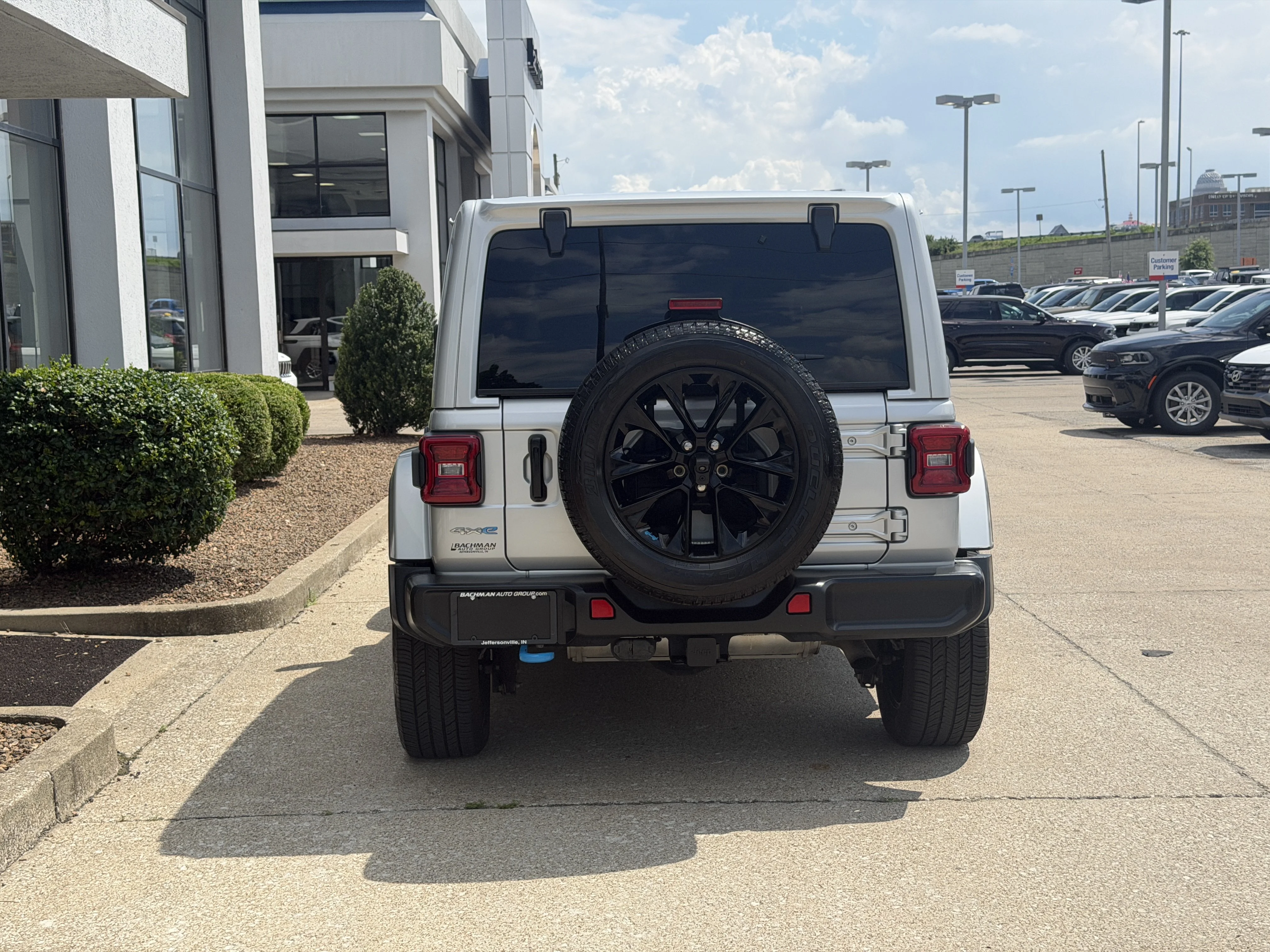 Used 2022 Silver Zynith Clearcoat Jeep Unlimited Sahara image 6
