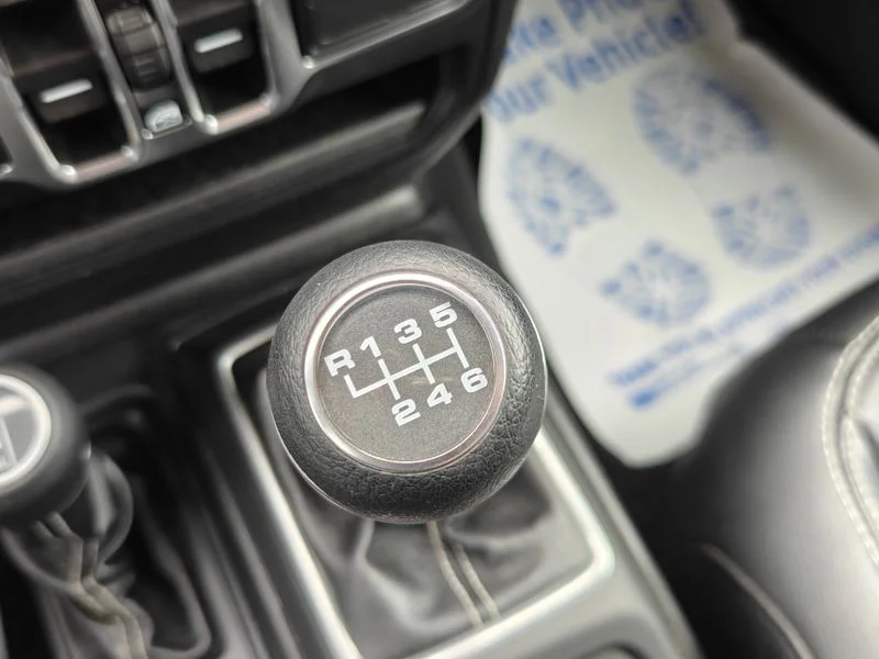 Used 2019 White Jeep Unlimited Sahara image 34