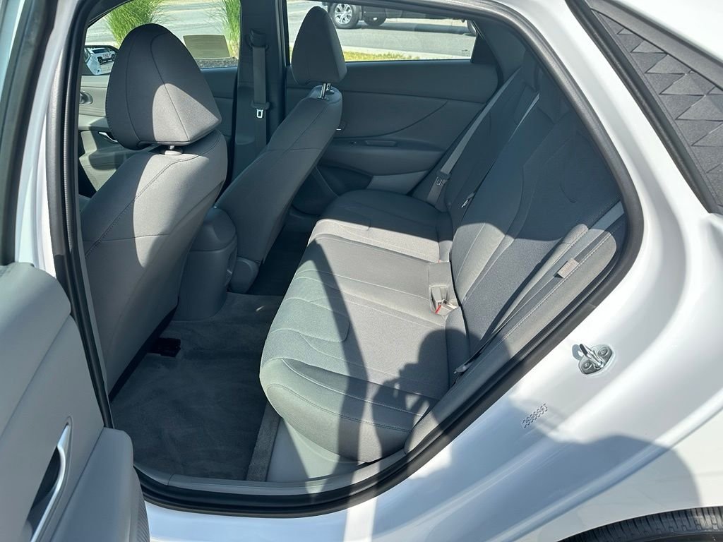 Used 2024 White Hyundai SE image 19