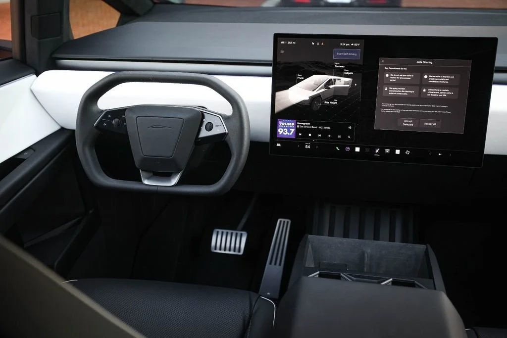 2024 Tesla Cybertruck Base - Photo 42