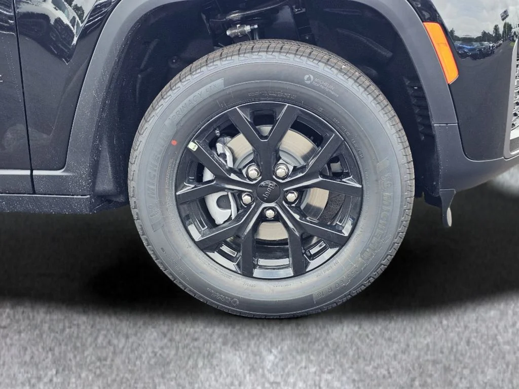 New 2026 Diamond Black Crystal Pearl-Coat Exterior Paint Jeep Altitude image 6