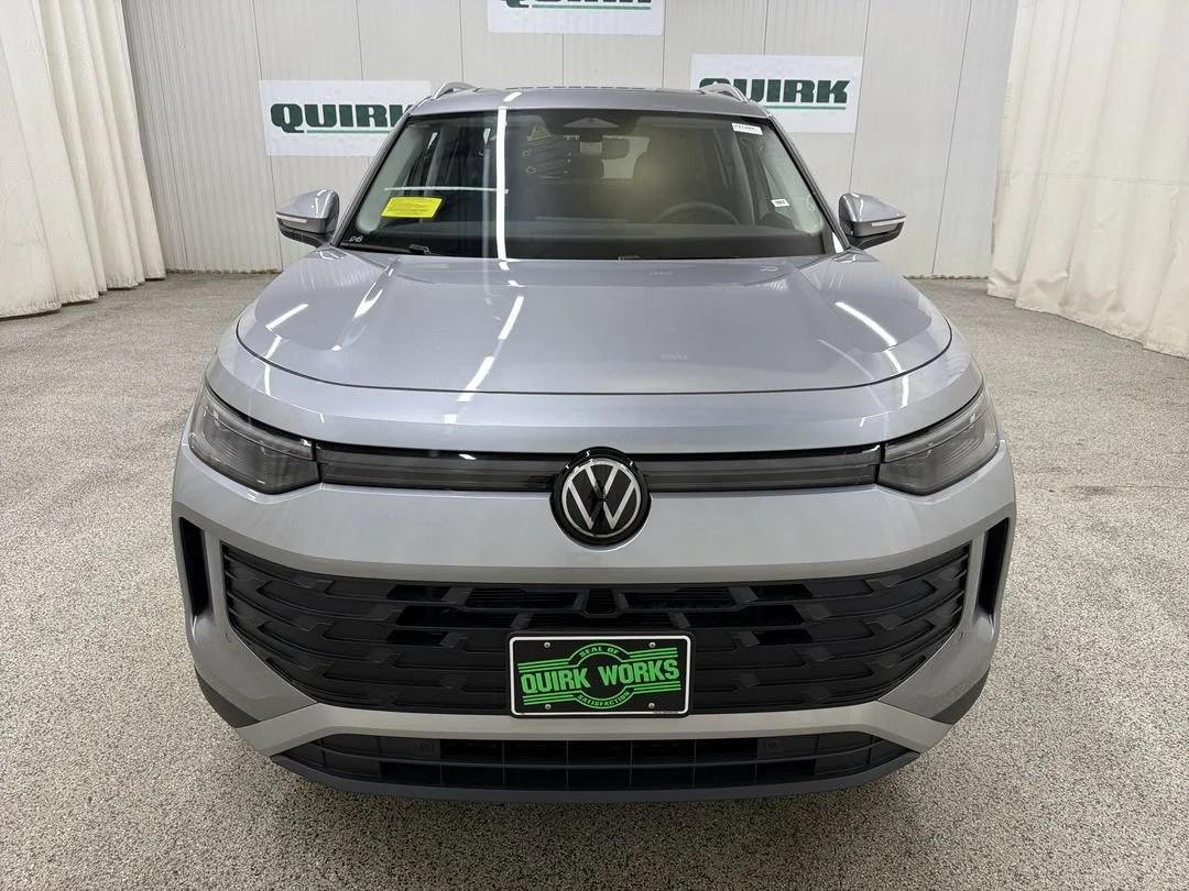 New 2026 Pyrite Silver Metallic Volkswagen SE image 2