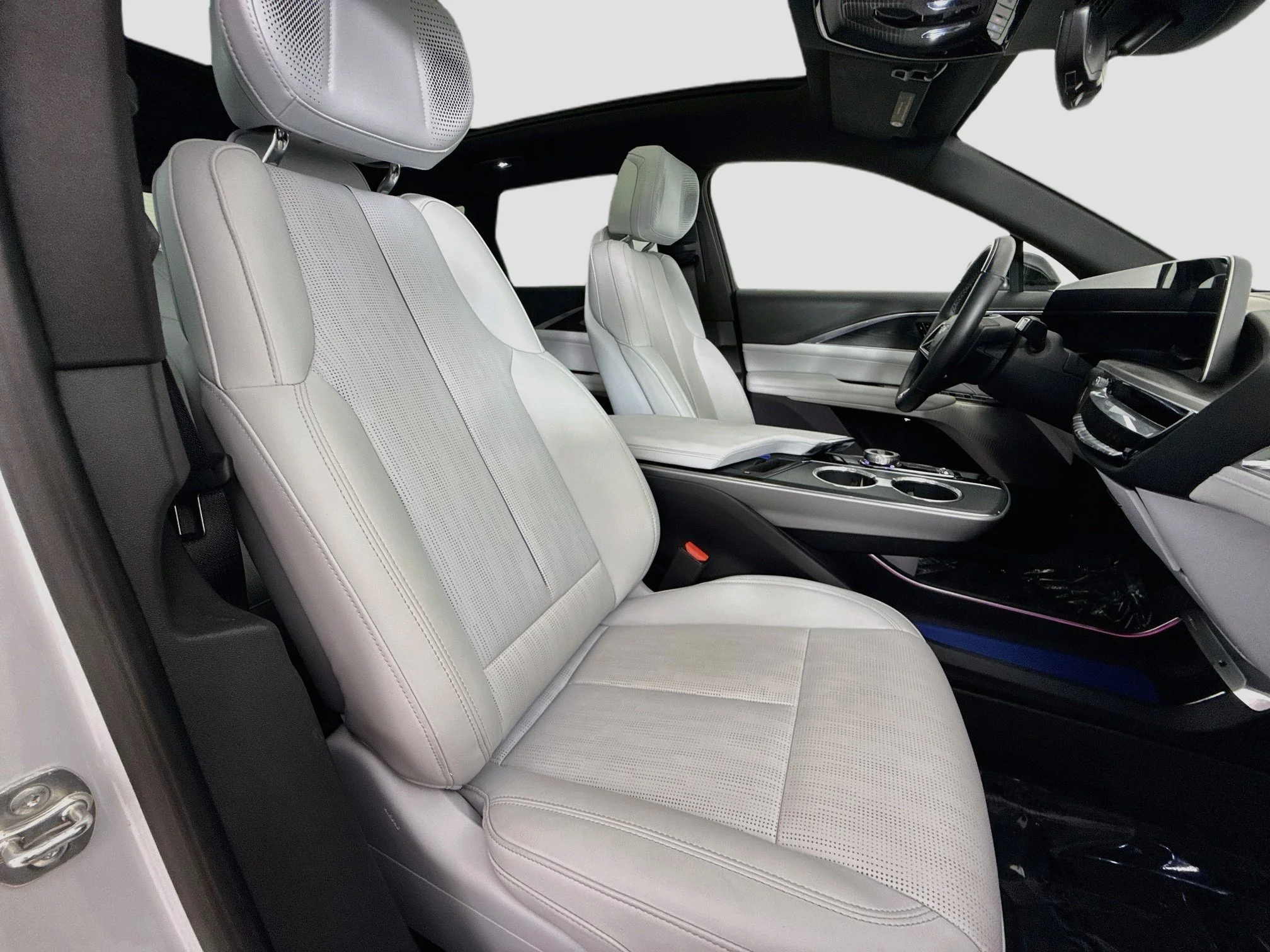 Used 2024 Crystal White Tricoat Cadillac Luxury 3 image 31