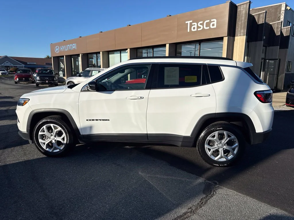 Used 2024 White Jeep Latitude image 10