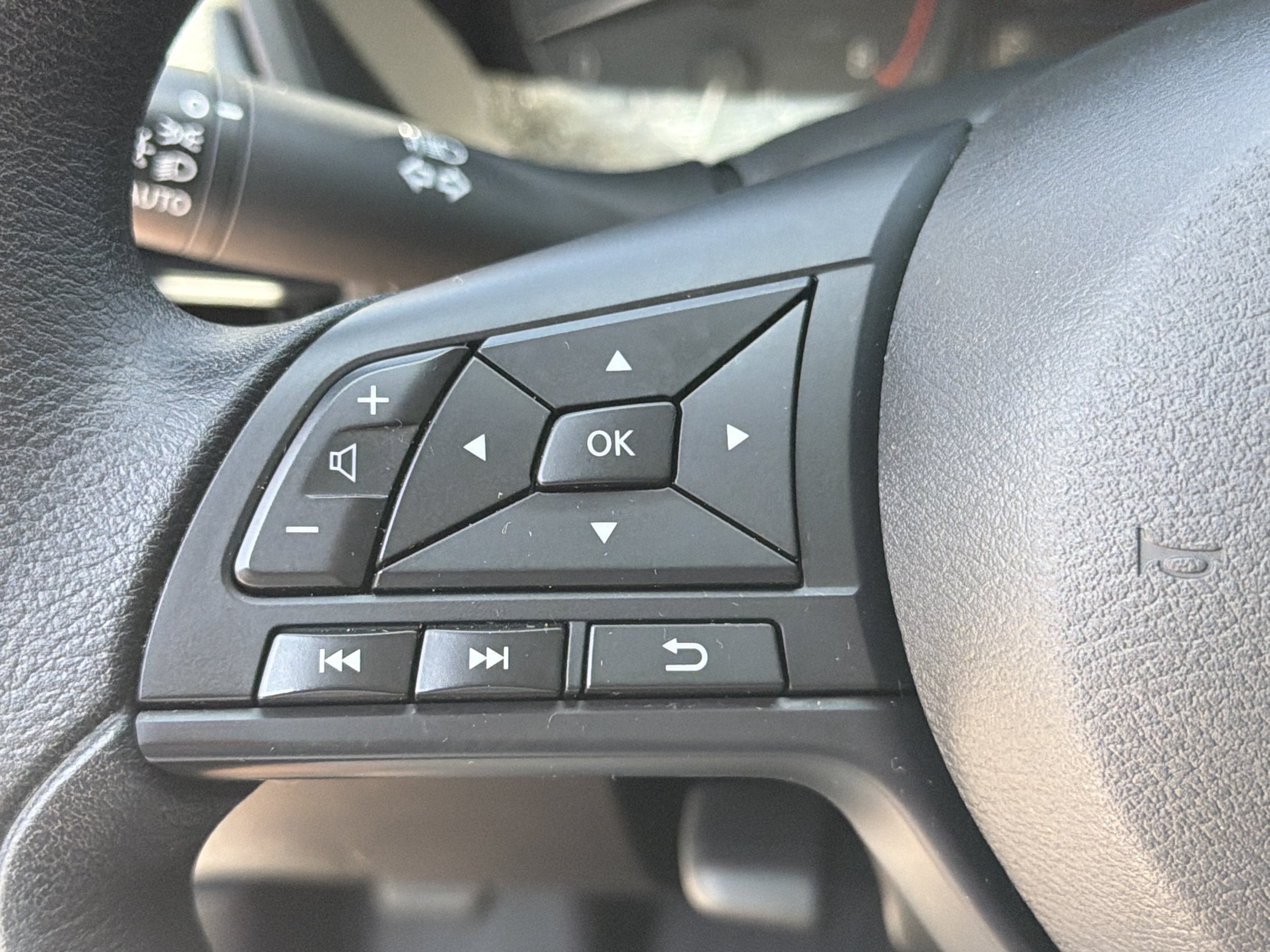 Certified Used 2025 Glacier White Nissan S image 25