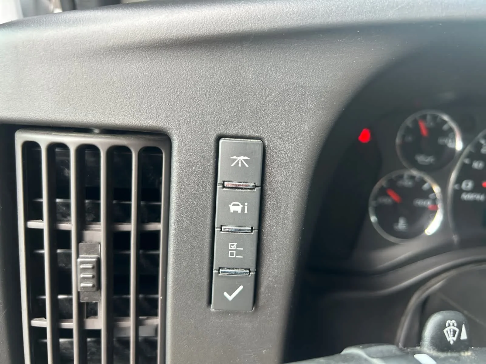 Used 2024 Summit White Chevrolet  image 27